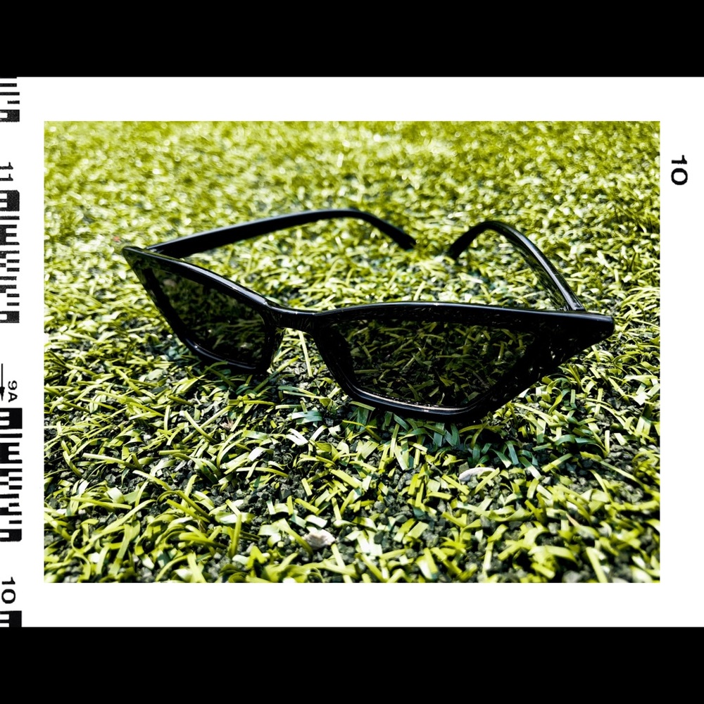 SOLD 🖤🕶